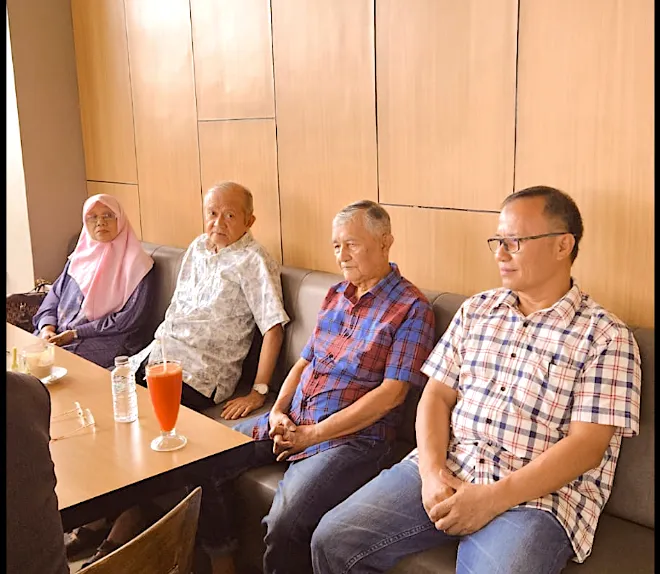 Erizal (duduk paling kiri) pengusaha dan pemilik restoran kari minang bersama asmizar, anwar dan farida. foto:sk