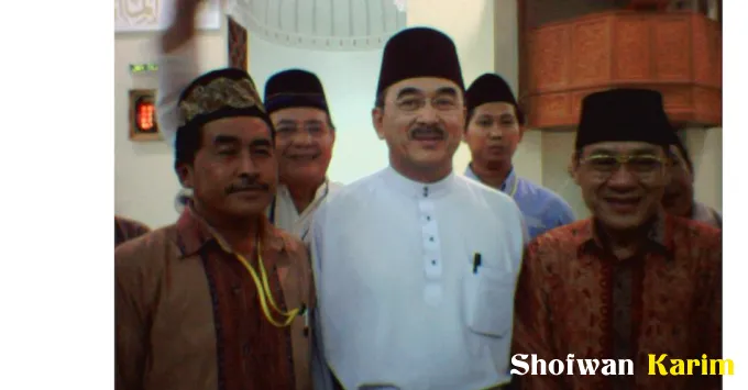 YAB Datuk Seri Mohd Ali Mohd Rustam (sekarang TYT Tun Datuk...