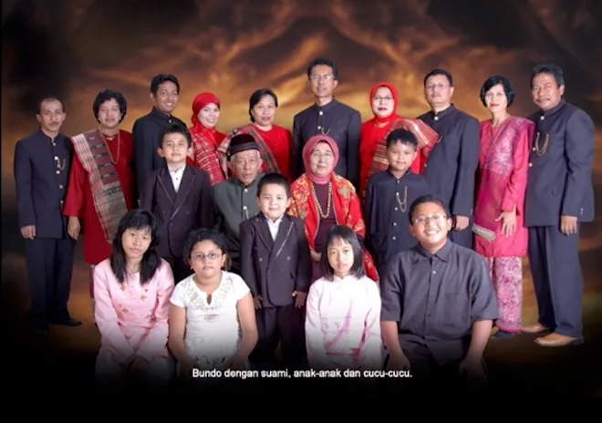 Bundo rangkayo hj. nur ainas abizar bersama suami, anak, menantju dan cucu. (m eza)