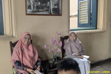 Hilda Syafei bersama cucu di Museum Tjong A Fie di Medan...