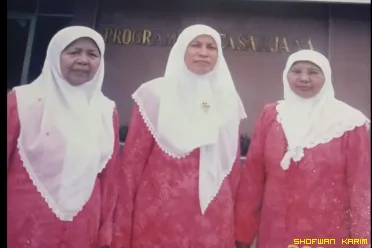 Hayati Zaisa di tengah temannya (Foto: Ist)