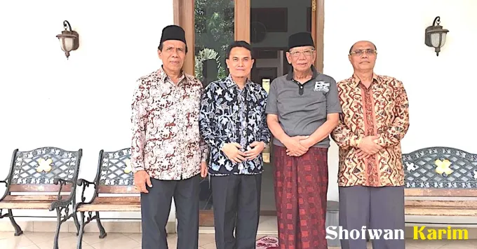 Bersama KH Drs. H. Hasyim Muzadi, Penasihat Presiden,...