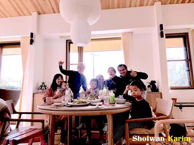 Fajar bersama isteri Minami, 3 putra-i, ibunya dan kedua...